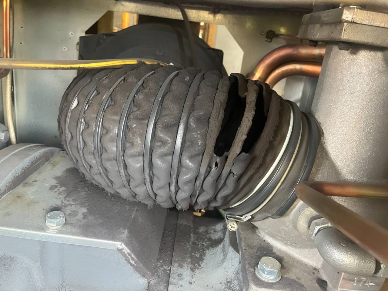 給油式75kwスクリュー機修理