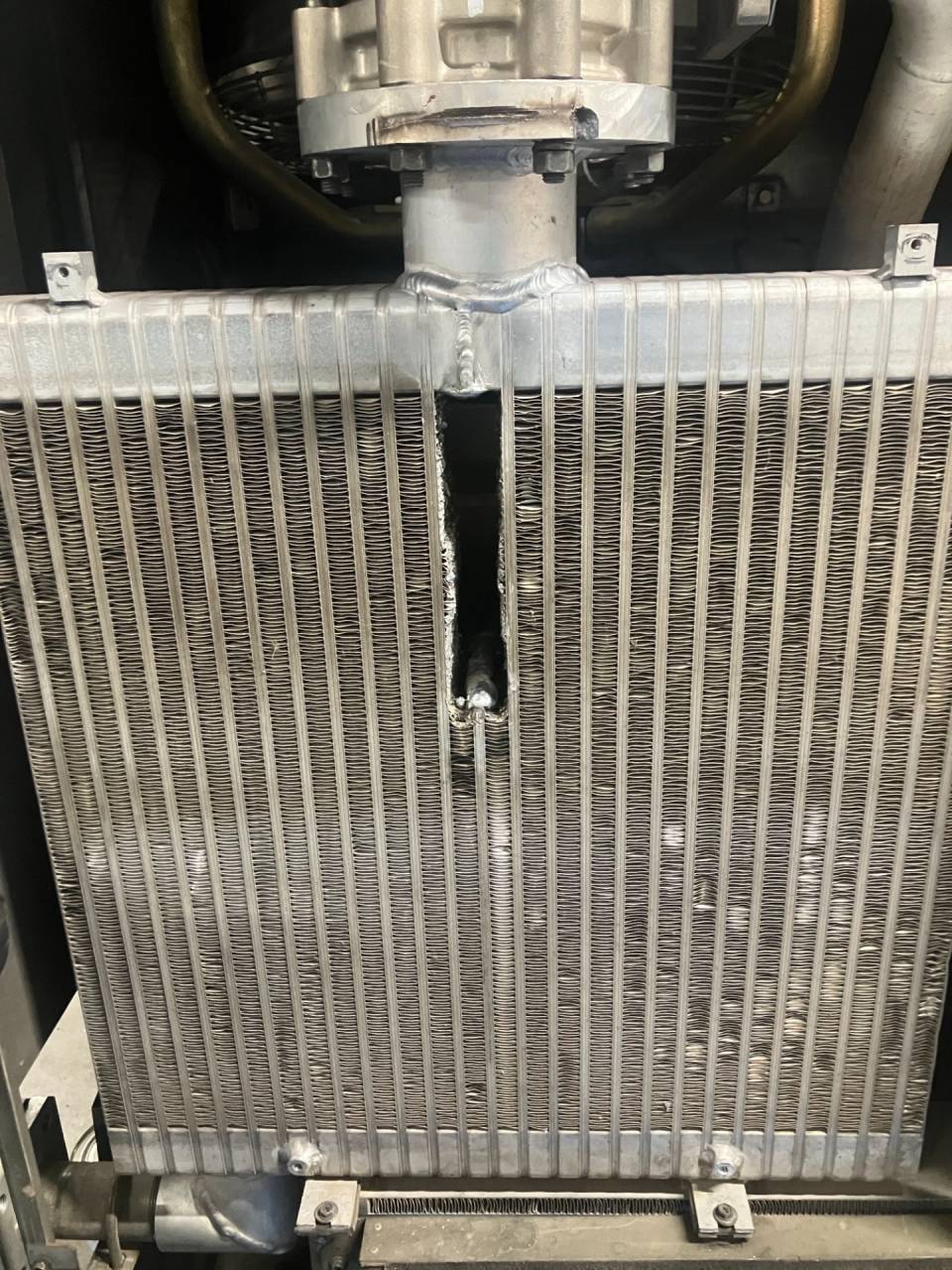 クーラーの新品交換作業