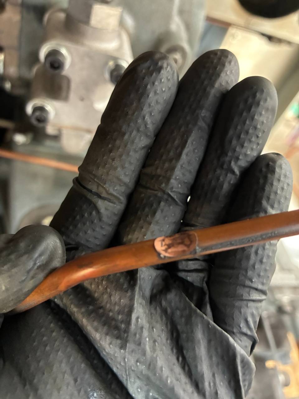 銅配管同士接触で穴が…!